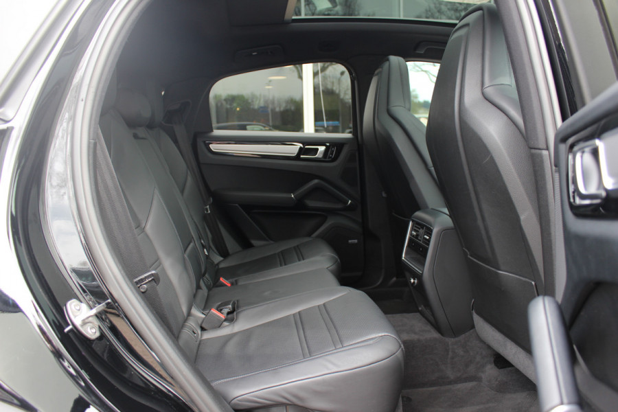 Porsche Cayenne Coupé 3.0 / 61.186 km! / Trekhaak / Camera / Panoramadak / Head-up / Luchtvering / Luxe Leder / Sportchrono / 21'' / Bose / Stuur+Stoelverwarming / Dodehoek / DAB / Cruise Control