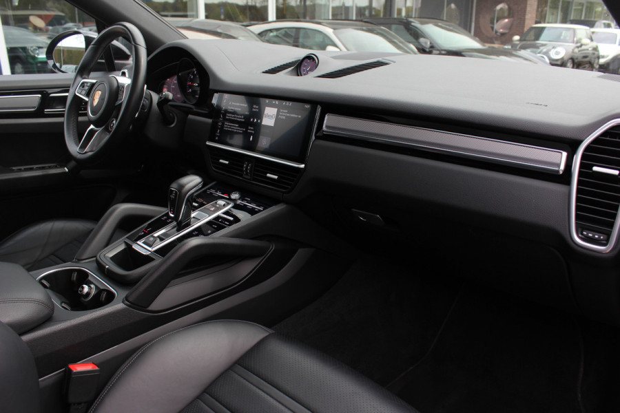 Porsche Cayenne Coupé 3.0 / 61.186 km! / Trekhaak / Camera / Panoramadak / Head-up / Luchtvering / Luxe Leder / Sportchrono / 21'' / Bose / Stuur+Stoelverwarming / Dodehoek / DAB / Cruise Control