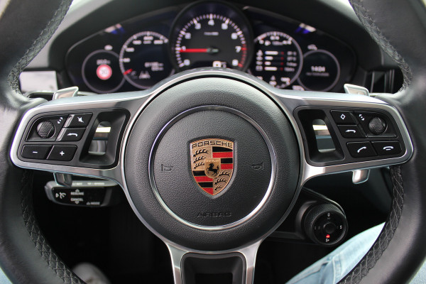 Porsche Cayenne Coupé 3.0 / 61.186 km! / Trekhaak / Camera / Panoramadak / Head-up / Luchtvering / Luxe Leder / Sportchrono / 21'' / Bose / Stuur+Stoelverwarming / Dodehoek / DAB / Cruise Control
