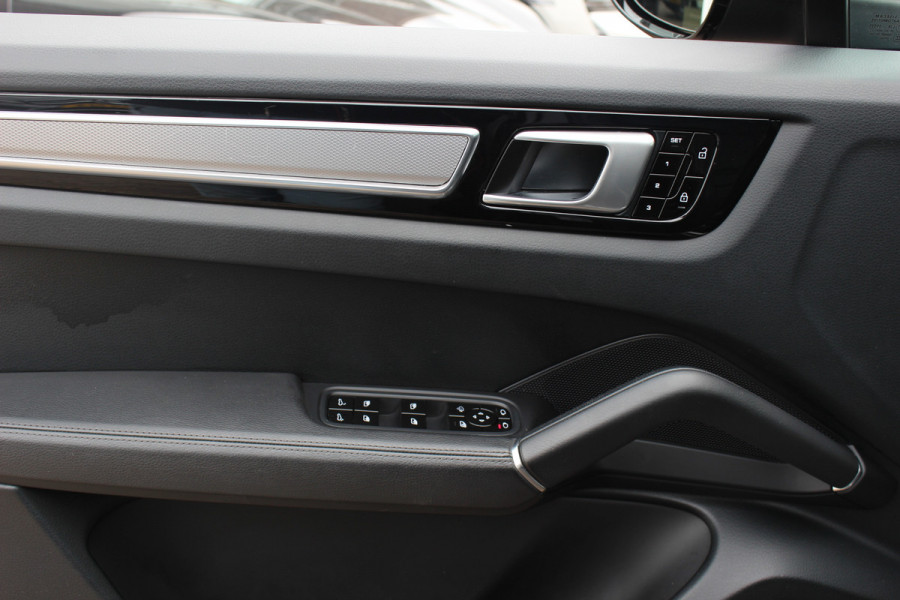 Porsche Cayenne Coupé 3.0 / 61.186 km! / Trekhaak / Camera / Panoramadak / Head-up / Luchtvering / Luxe Leder / Sportchrono / 21'' / Bose / Stuur+Stoelverwarming / Dodehoek / DAB / Cruise Control