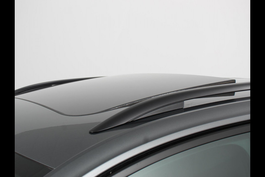 Volkswagen T-Roc 1.5 TSI DSG R-Line + Design pakket Black Automaat Panorama dak Navigatie Apple Carplay/Android Auto Climate control LED Adaptieve cruise control