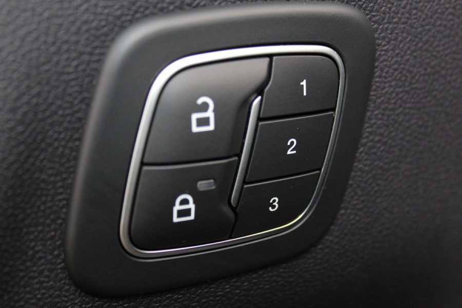 Ford Kuga 2.5-225pk PHEV 'Vignale' Plug-in Hybrid Automaat. Luxe hybride rijden voor een reëel bedrag ! Trekhaak, Adaptieve Cruise Cntrl, Climate Cntrl, Side- en lane assist, Head-Up display, Winter Pack, Driver Ass. Pack, Camera, Elektr. achterklep etc.