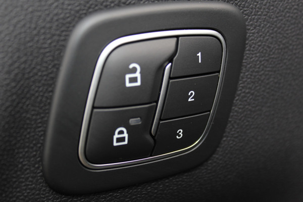 Ford Kuga 2.5-225pk PHEV 'Vignale' Plug-in Hybrid Automaat. Luxe hybride rijden voor een reëel bedrag ! Trekhaak, Adaptieve Cruise Cntrl, Climate Cntrl, Side- en lane assist, Head-Up display, Winter Pack, Driver Ass. Pack, Camera, Elektr. achterklep etc.