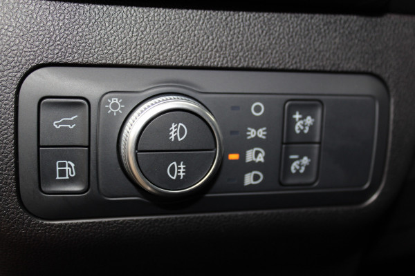 Ford Kuga 2.5-225pk PHEV 'Vignale' Plug-in Hybrid Automaat. Luxe hybride rijden voor een reëel bedrag ! Trekhaak, Adaptieve Cruise Cntrl, Climate Cntrl, Side- en lane assist, Head-Up display, Winter Pack, Driver Ass. Pack, Camera, Elektr. achterklep etc.