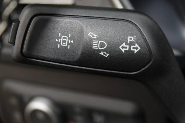 Ford Kuga 2.5-225pk PHEV 'Vignale' Plug-in Hybrid Automaat. Luxe hybride rijden voor een reëel bedrag ! Trekhaak, Adaptieve Cruise Cntrl, Climate Cntrl, Side- en lane assist, Head-Up display, Winter Pack, Driver Ass. Pack, Camera, Elektr. achterklep etc.