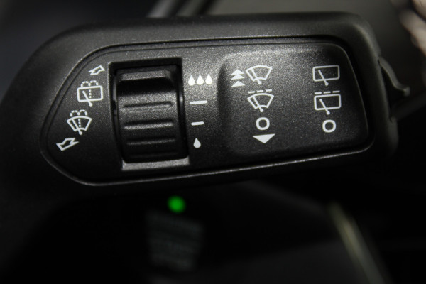 Ford Kuga 2.5-225pk PHEV 'Vignale' Plug-in Hybrid Automaat. Luxe hybride rijden voor een reëel bedrag ! Trekhaak, Adaptieve Cruise Cntrl, Climate Cntrl, Side- en lane assist, Head-Up display, Winter Pack, Driver Ass. Pack, Camera, Elektr. achterklep etc.