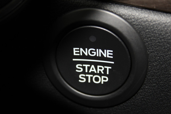 Ford Kuga 2.5-225pk PHEV 'Vignale' Plug-in Hybrid Automaat. Luxe hybride rijden voor een reëel bedrag ! Trekhaak, Adaptieve Cruise Cntrl, Climate Cntrl, Side- en lane assist, Head-Up display, Winter Pack, Driver Ass. Pack, Camera, Elektr. achterklep etc.