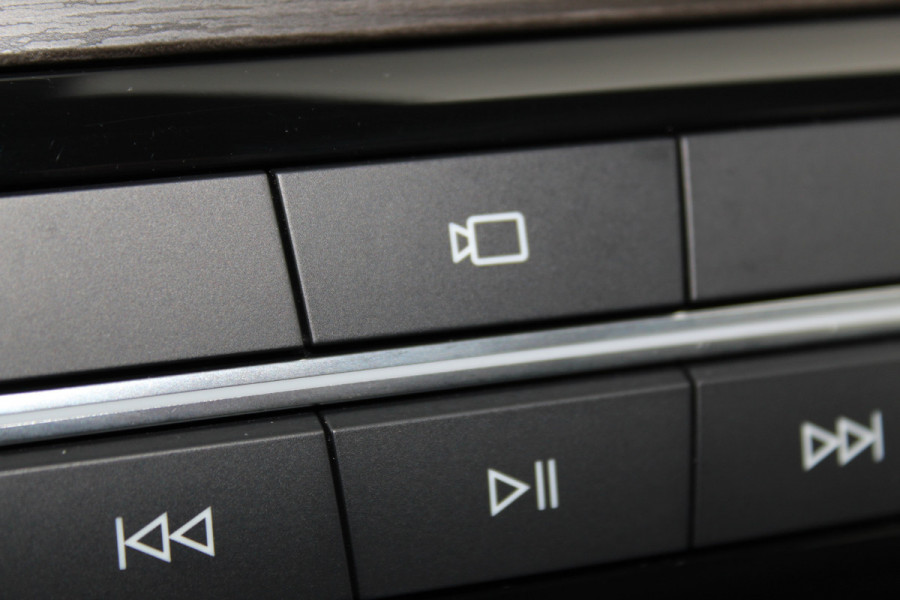 Ford Kuga 2.5-225pk PHEV 'Vignale' Plug-in Hybrid Automaat. Luxe hybride rijden voor een reëel bedrag ! Trekhaak, Adaptieve Cruise Cntrl, Climate Cntrl, Side- en lane assist, Head-Up display, Winter Pack, Driver Ass. Pack, Camera, Elektr. achterklep etc.