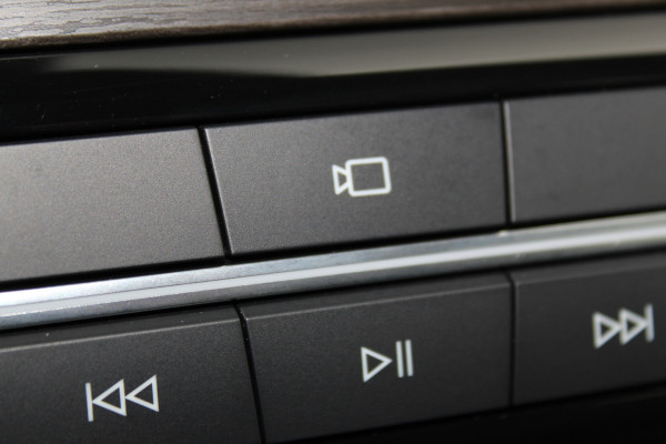 Ford Kuga 2.5-225pk PHEV 'Vignale' Plug-in Hybrid Automaat. Luxe hybride rijden voor een reëel bedrag ! Trekhaak, Adaptieve Cruise Cntrl, Climate Cntrl, Side- en lane assist, Head-Up display, Winter Pack, Driver Ass. Pack, Camera, Elektr. achterklep etc.