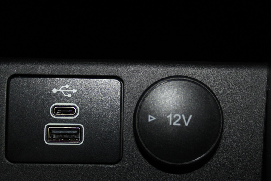 Ford Kuga 2.5-225pk PHEV 'Vignale' Plug-in Hybrid Automaat. Luxe hybride rijden voor een reëel bedrag ! Trekhaak, Adaptieve Cruise Cntrl, Climate Cntrl, Side- en lane assist, Head-Up display, Winter Pack, Driver Ass. Pack, Camera, Elektr. achterklep etc.