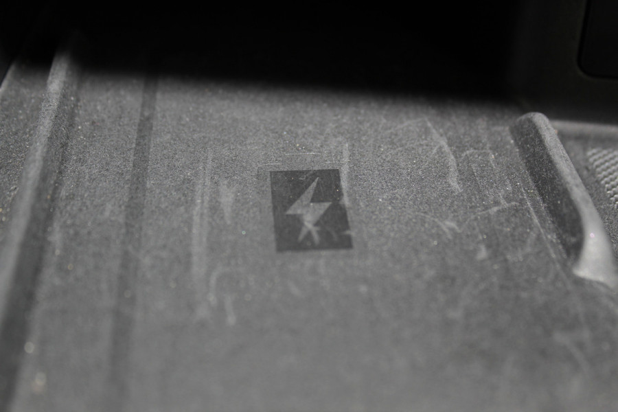 Ford Kuga 2.5-225pk PHEV 'Vignale' Plug-in Hybrid Automaat. Luxe hybride rijden voor een reëel bedrag ! Trekhaak, Adaptieve Cruise Cntrl, Climate Cntrl, Side- en lane assist, Head-Up display, Winter Pack, Driver Ass. Pack, Camera, Elektr. achterklep etc.