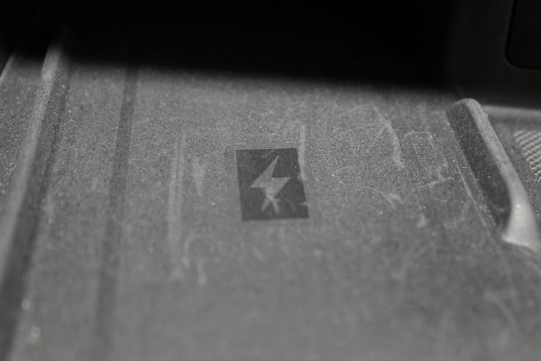 Ford Kuga 2.5-225pk PHEV 'Vignale' Plug-in Hybrid Automaat. Luxe hybride rijden voor een reëel bedrag ! Trekhaak, Adaptieve Cruise Cntrl, Climate Cntrl, Side- en lane assist, Head-Up display, Winter Pack, Driver Ass. Pack, Camera, Elektr. achterklep etc.