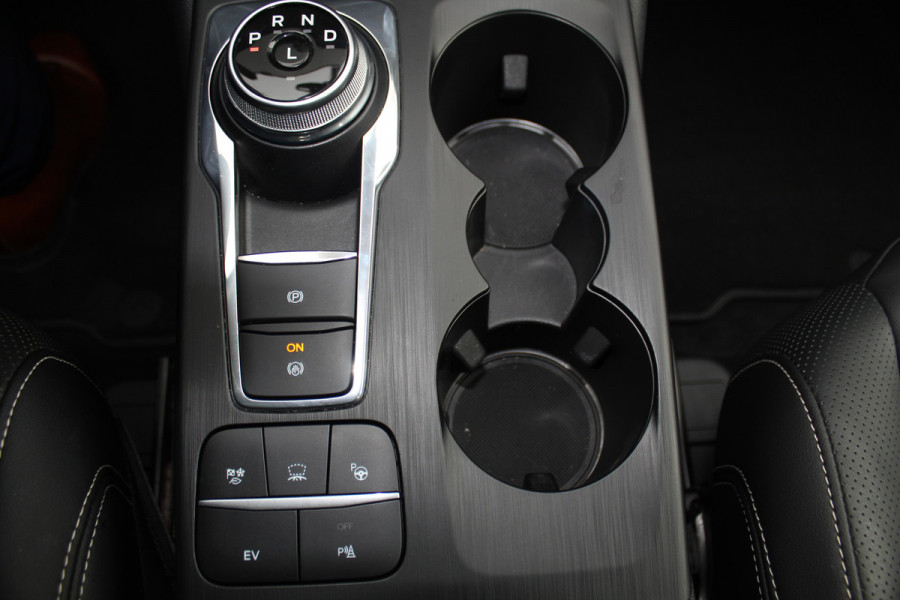 Ford Kuga 2.5-225pk PHEV 'Vignale' Plug-in Hybrid Automaat. Luxe hybride rijden voor een reëel bedrag ! Trekhaak, Adaptieve Cruise Cntrl, Climate Cntrl, Side- en lane assist, Head-Up display, Winter Pack, Driver Ass. Pack, Camera, Elektr. achterklep etc.