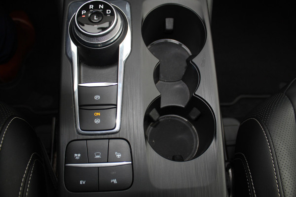 Ford Kuga 2.5-225pk PHEV 'Vignale' Plug-in Hybrid Automaat. Luxe hybride rijden voor een reëel bedrag ! Trekhaak, Adaptieve Cruise Cntrl, Climate Cntrl, Side- en lane assist, Head-Up display, Winter Pack, Driver Ass. Pack, Camera, Elektr. achterklep etc.