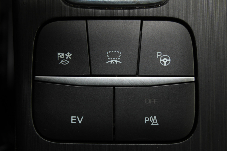 Ford Kuga 2.5-225pk PHEV 'Vignale' Plug-in Hybrid Automaat. Luxe hybride rijden voor een reëel bedrag ! Trekhaak, Adaptieve Cruise Cntrl, Climate Cntrl, Side- en lane assist, Head-Up display, Winter Pack, Driver Ass. Pack, Camera, Elektr. achterklep etc.