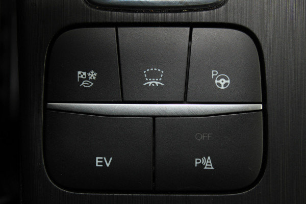 Ford Kuga 2.5-225pk PHEV 'Vignale' Plug-in Hybrid Automaat. Luxe hybride rijden voor een reëel bedrag ! Trekhaak, Adaptieve Cruise Cntrl, Climate Cntrl, Side- en lane assist, Head-Up display, Winter Pack, Driver Ass. Pack, Camera, Elektr. achterklep etc.