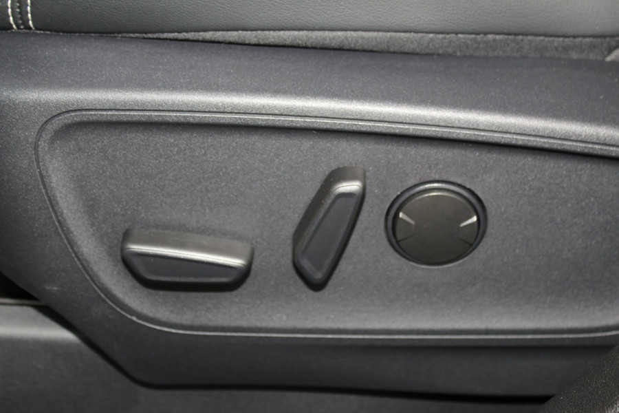 Ford Kuga 2.5-225pk PHEV 'Vignale' Plug-in Hybrid Automaat. Luxe hybride rijden voor een reëel bedrag ! Trekhaak, Adaptieve Cruise Cntrl, Climate Cntrl, Side- en lane assist, Head-Up display, Winter Pack, Driver Ass. Pack, Camera, Elektr. achterklep etc.