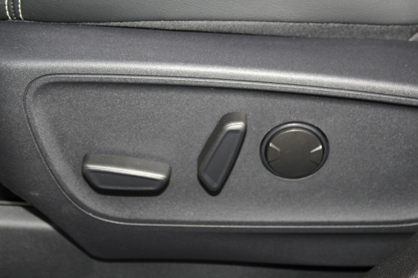 Ford Kuga 2.5-225pk PHEV 'Vignale' Plug-in Hybrid Automaat. Luxe hybride rijden voor een reëel bedrag ! Trekhaak, Adaptieve Cruise Cntrl, Climate Cntrl, Side- en lane assist, Head-Up display, Winter Pack, Driver Ass. Pack, Camera, Elektr. achterklep etc.