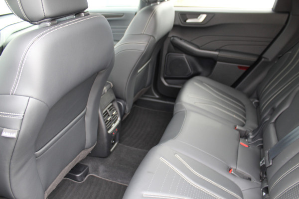 Ford Kuga 2.5-225pk PHEV 'Vignale' Plug-in Hybrid Automaat. Luxe hybride rijden voor een reëel bedrag ! Trekhaak, Adaptieve Cruise Cntrl, Climate Cntrl, Side- en lane assist, Head-Up display, Winter Pack, Driver Ass. Pack, Camera, Elektr. achterklep etc.