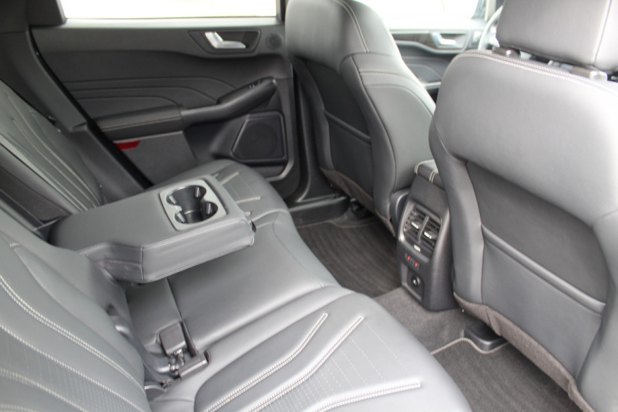 Ford Kuga 2.5-225pk PHEV 'Vignale' Plug-in Hybrid Automaat. Luxe hybride rijden voor een reëel bedrag ! Trekhaak, Adaptieve Cruise Cntrl, Climate Cntrl, Side- en lane assist, Head-Up display, Winter Pack, Driver Ass. Pack, Camera, Elektr. achterklep etc.