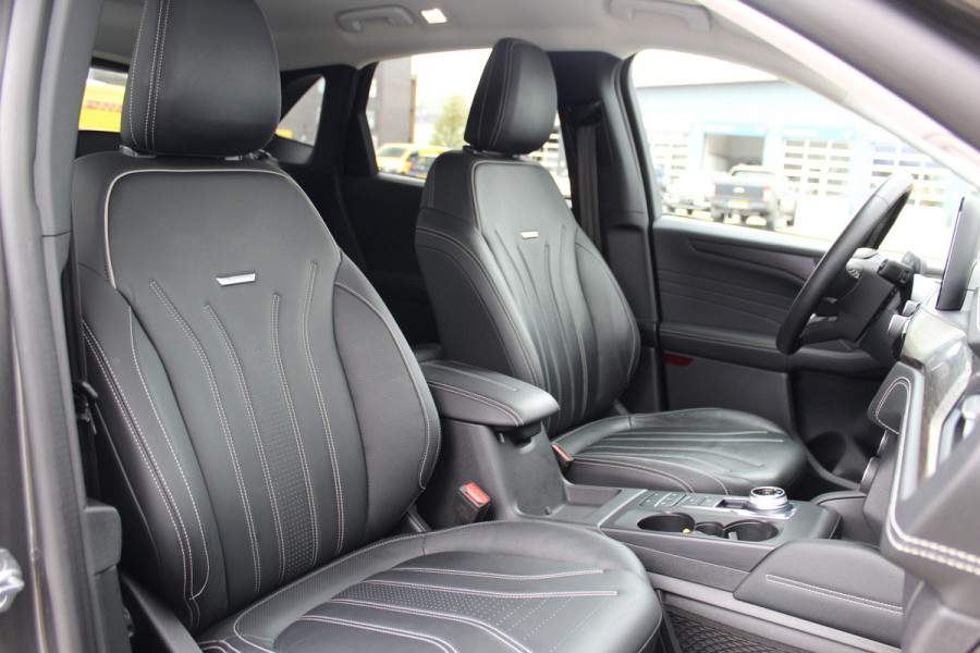 Ford Kuga 2.5-225pk PHEV 'Vignale' Plug-in Hybrid Automaat. Luxe hybride rijden voor een reëel bedrag ! Trekhaak, Adaptieve Cruise Cntrl, Climate Cntrl, Side- en lane assist, Head-Up display, Winter Pack, Driver Ass. Pack, Camera, Elektr. achterklep etc.