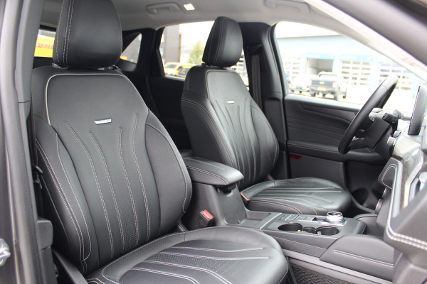 Ford Kuga 2.5-225pk PHEV 'Vignale' Plug-in Hybrid Automaat. Luxe hybride rijden voor een reëel bedrag ! Trekhaak, Adaptieve Cruise Cntrl, Climate Cntrl, Side- en lane assist, Head-Up display, Winter Pack, Driver Ass. Pack, Camera, Elektr. achterklep etc.