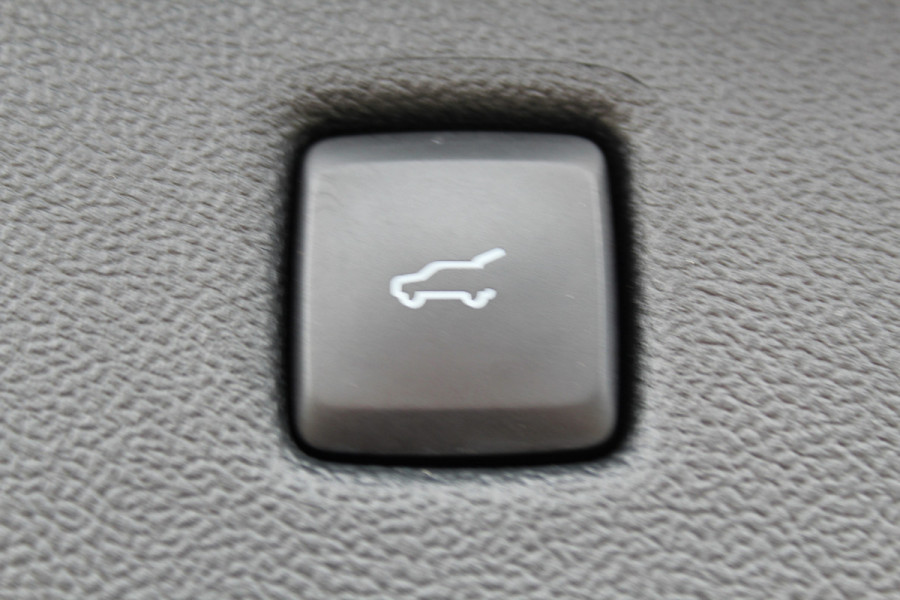 Ford Kuga 2.5-225pk PHEV 'Vignale' Plug-in Hybrid Automaat. Luxe hybride rijden voor een reëel bedrag ! Trekhaak, Adaptieve Cruise Cntrl, Climate Cntrl, Side- en lane assist, Head-Up display, Winter Pack, Driver Ass. Pack, Camera, Elektr. achterklep etc.