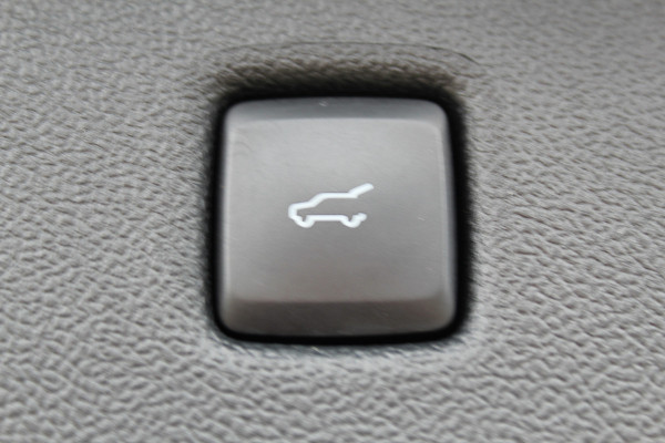 Ford Kuga 2.5-225pk PHEV 'Vignale' Plug-in Hybrid Automaat. Luxe hybride rijden voor een reëel bedrag ! Trekhaak, Adaptieve Cruise Cntrl, Climate Cntrl, Side- en lane assist, Head-Up display, Winter Pack, Driver Ass. Pack, Camera, Elektr. achterklep etc.