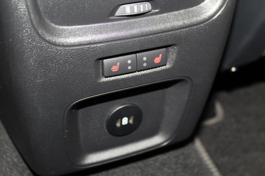 Ford Kuga 2.5-225pk PHEV 'Vignale' Plug-in Hybrid Automaat. Luxe hybride rijden voor een reëel bedrag ! Trekhaak, Adaptieve Cruise Cntrl, Climate Cntrl, Side- en lane assist, Head-Up display, Winter Pack, Driver Ass. Pack, Camera, Elektr. achterklep etc.