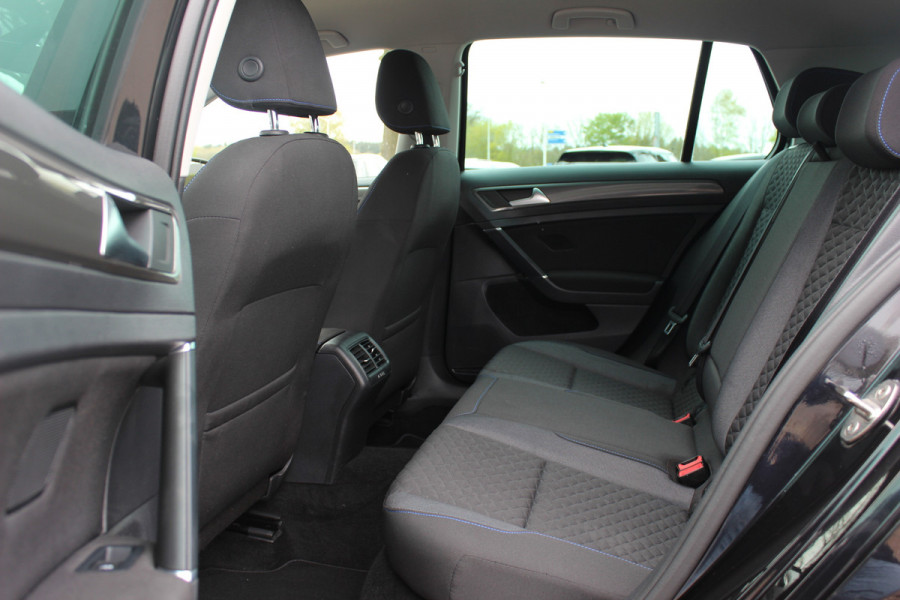 Volkswagen Golf 1.0 TSI Comfortline / Camera / CarPlay / 16'' / Navigatie / Parkeerhulp V+A / Getint glas / DAB / ACC