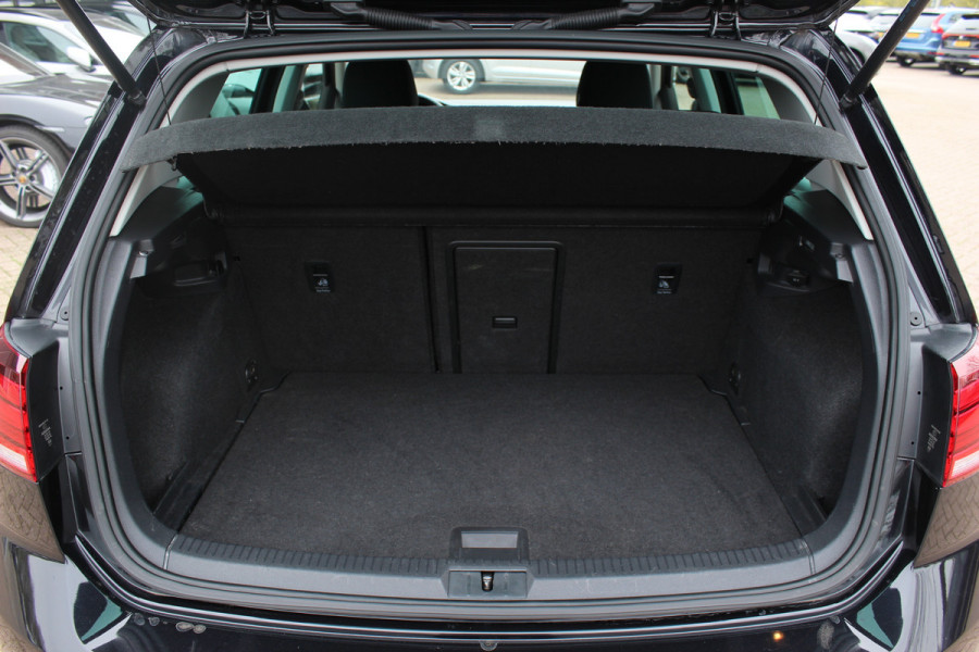 Volkswagen Golf 1.0 TSI Comfortline / Camera / CarPlay / 16'' / Navigatie / Parkeerhulp V+A / Getint glas / DAB / ACC