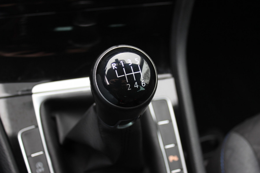 Volkswagen Golf 1.0 TSI Comfortline / Camera / CarPlay / 16'' / Navigatie / Parkeerhulp V+A / Getint glas / DAB / ACC