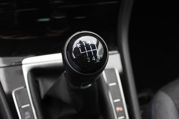 Volkswagen Golf 1.0 TSI Comfortline / Camera / CarPlay / 16'' / Navigatie / Parkeerhulp V+A / Getint glas / DAB / ACC