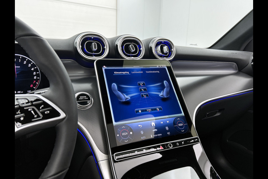Mercedes-Benz GLC 300 e 4MATIC Plug-In Hybride Panorama Schuif-Kanteldak | Trekhaak | Memory Pakket | Stoel en Stuurverwarming. Inclusief 24 maanden MB Certified garantie voor Europa.