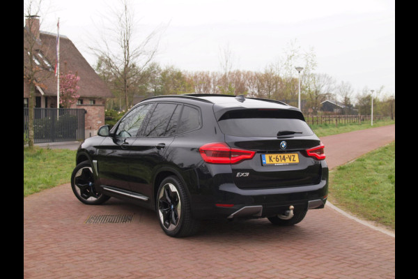 BMW iX3 High Executive 80 kWh | Panoramadak | Trekhaak | Head-Up Display | 360 Camera | Harman Kardon | Sfeerverlichting |