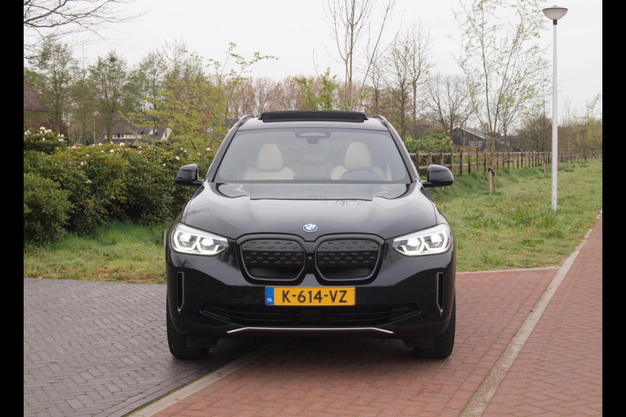 BMW iX3 High Executive 80 kWh | Panoramadak | Trekhaak | Head-Up Display | 360 Camera | Harman Kardon | Sfeerverlichting |