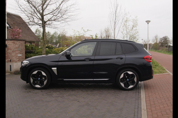 BMW iX3 High Executive 80 kWh | Panoramadak | Trekhaak | Head-Up Display | 360 Camera | Harman Kardon | Sfeerverlichting |