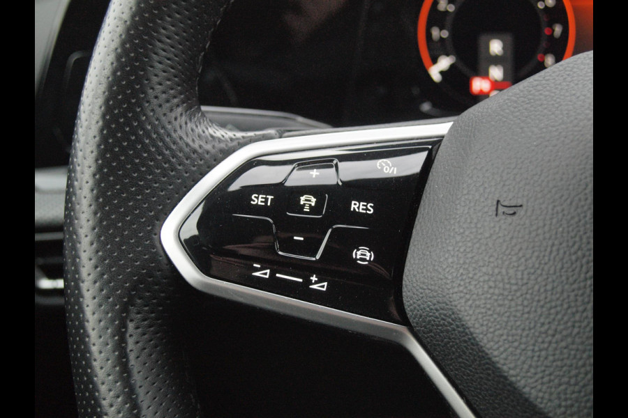 Volkswagen Golf 1.5 eTSI R-Line | Camera | Sfeerverlichting | Apple Carplay | Virtual Cockpit |