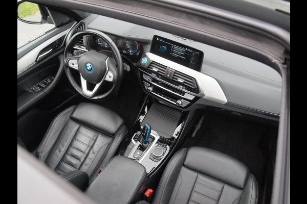BMW iX3 High Executive 80 kWh | Panoramadak | Trekhaak | Head-Up Display | 360 Camera | Harman Kardon | Sfeerverlichting |