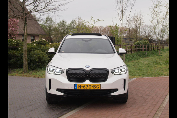 BMW iX3 High Executive 80 kWh | Panoramadak | Trekhaak | Head-Up Display | 360 Camera | Harman Kardon | Sfeerverlichting |