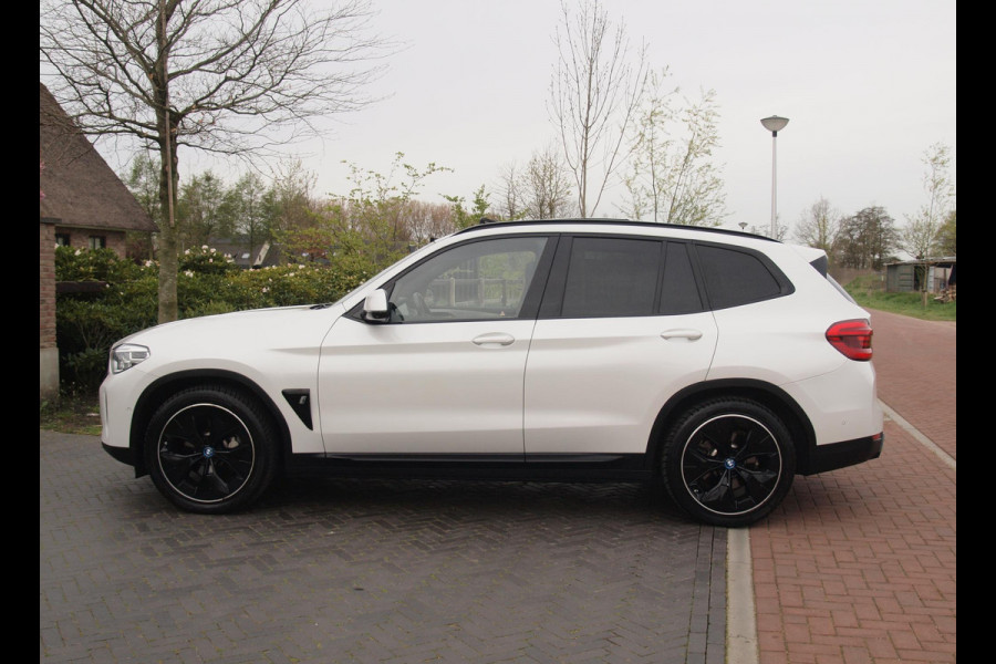 BMW iX3 High Executive 80 kWh | Panoramadak | Trekhaak | Head-Up Display | 360 Camera | Harman Kardon | Sfeerverlichting |