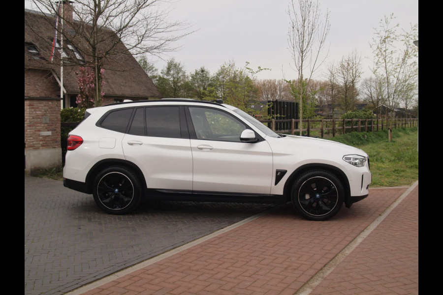 BMW iX3 High Executive 80 kWh | Panoramadak | Trekhaak | Head-Up Display | 360 Camera | Harman Kardon | Sfeerverlichting |