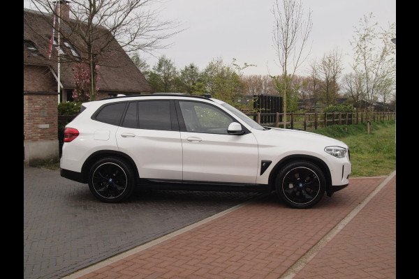 BMW iX3 High Executive 80 kWh | Panoramadak | Trekhaak | Head-Up Display | 360 Camera | Harman Kardon | Sfeerverlichting |
