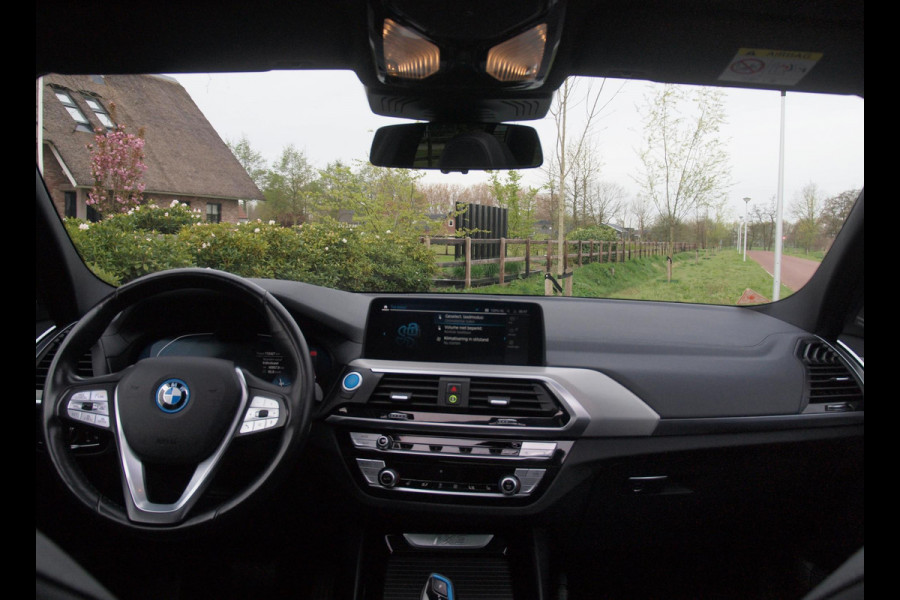 BMW iX3 High Executive 80 kWh | Panoramadak | Trekhaak | Head-Up Display | 360 Camera | Harman Kardon | Sfeerverlichting |