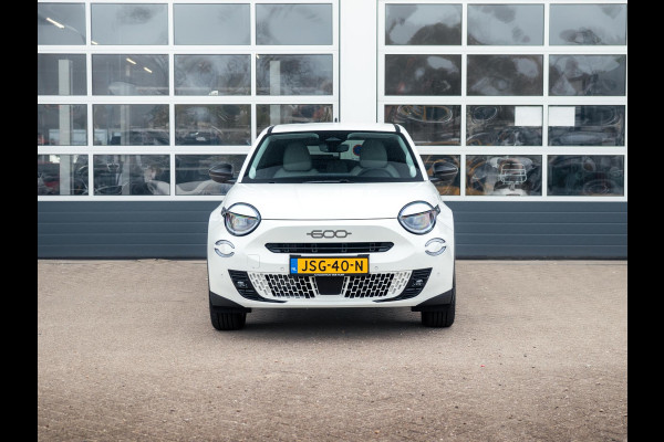 Fiat 600 1.2 Hybrid La Prima | 145 PK | Apple Carplay | Camera l El. Stoelen l Stoelverwarming