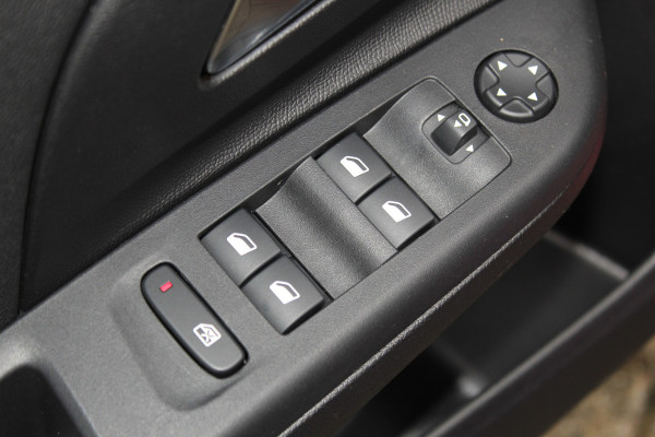 Opel Corsa 1.2-100 pk Turbo GS-Line. Erg mooie sportieve wagen, slechts 25.500km ! Panoramadak, Stoel- en stuurwielverwarming, Cruise Control, Climate Control, Apple CarPlay/Android auto, Camera, Dodehoek assistent