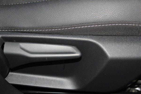 Opel Corsa 1.2-100 pk Turbo GS-Line. Erg mooie sportieve wagen, slechts 25.500km ! Panoramadak, Stoel- en stuurwielverwarming, Cruise Control, Climate Control, Apple CarPlay/Android auto, Camera, Dodehoek assistent