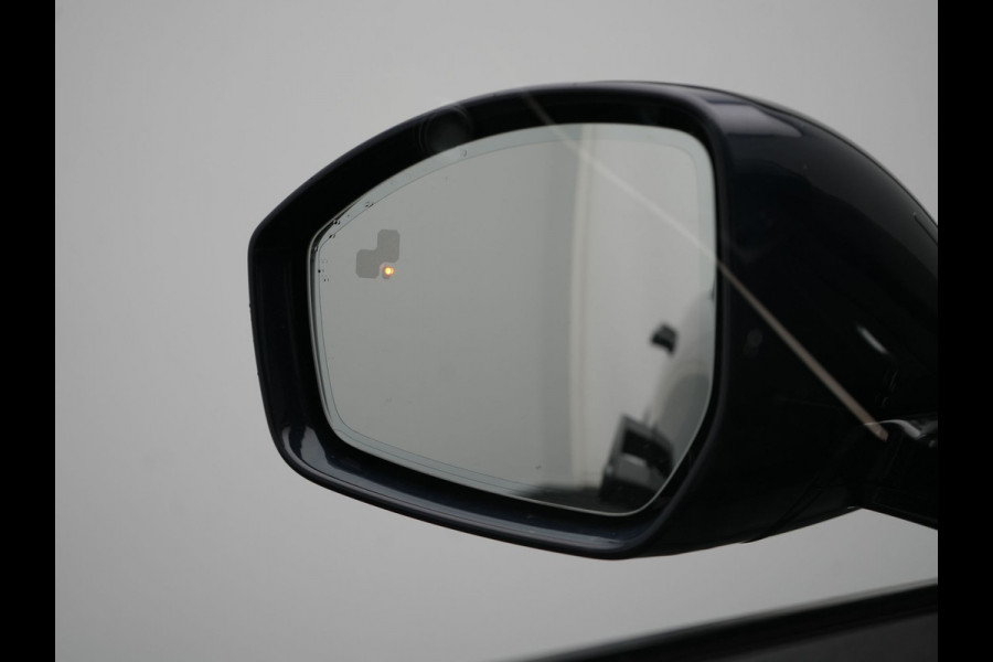 Land Rover Range Rover Evoque P300e AWD R-Dynamic PHEV 309pk | Panodak | 360 Camera | Adaptive Cruise | Head Up | Meridian Audio | Lederen Sportstoelen Memory & Verwarmd | Keyless | Apple Carplay | Sfeerverlichting | Navigatie | Virtual | DAB | Plug In Hybrid |