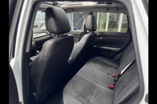 Suzuki Vitara 1.4 Boosterjet Stijl | Pano | Trekhaak | Camera | Stoelverwarming | Adaptive Cruise | Climate Control | Navigatie