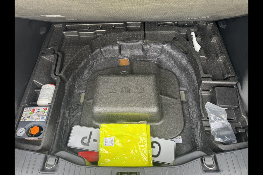 Ford Kuga 2.5 PHEV Titanium | 242pk | Wegklapbare Trekhaak | 2.100kg Trekgewicht | Achteruitrijcamera | Cruise control | Navigatie | Digitale cockpit